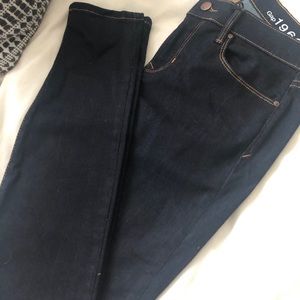 New GAP woman’s sz 28 dark wash skinny jeggings